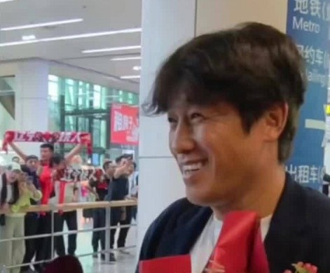 辽宁铁人队史中超客场首胜返程 百余名球迷机场接机