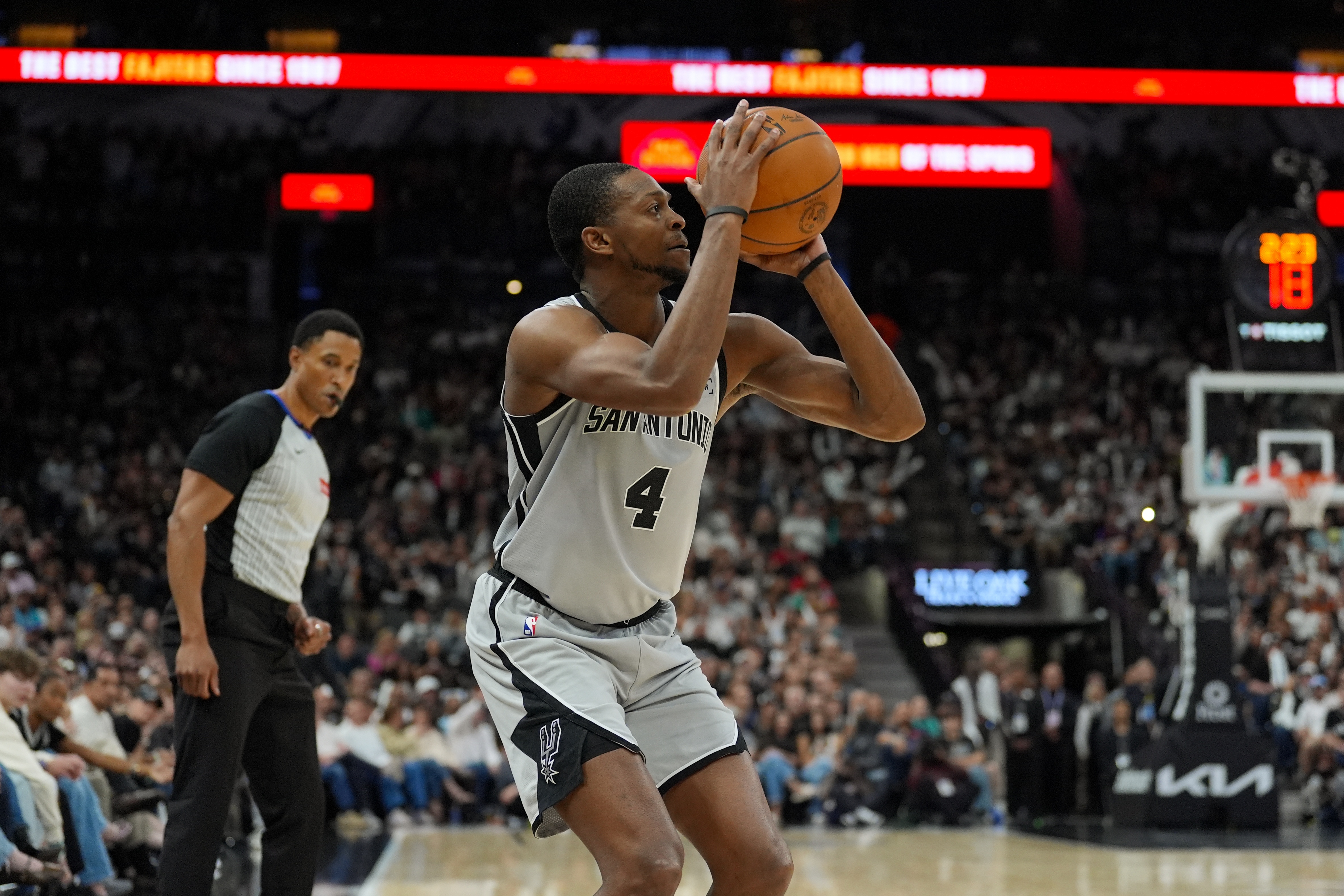 皮尔斯建议马刺让福克斯打替补：他得不了分
